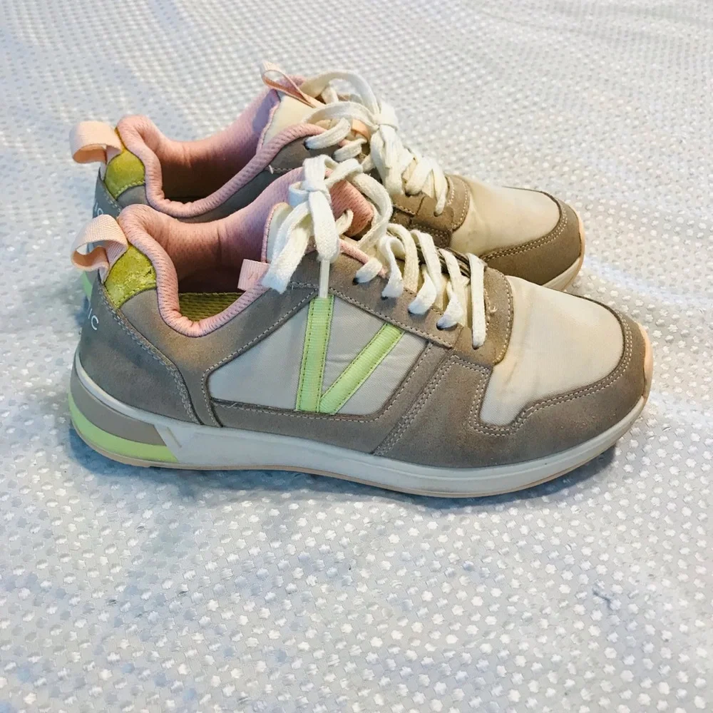 Vionic‎ sneakers